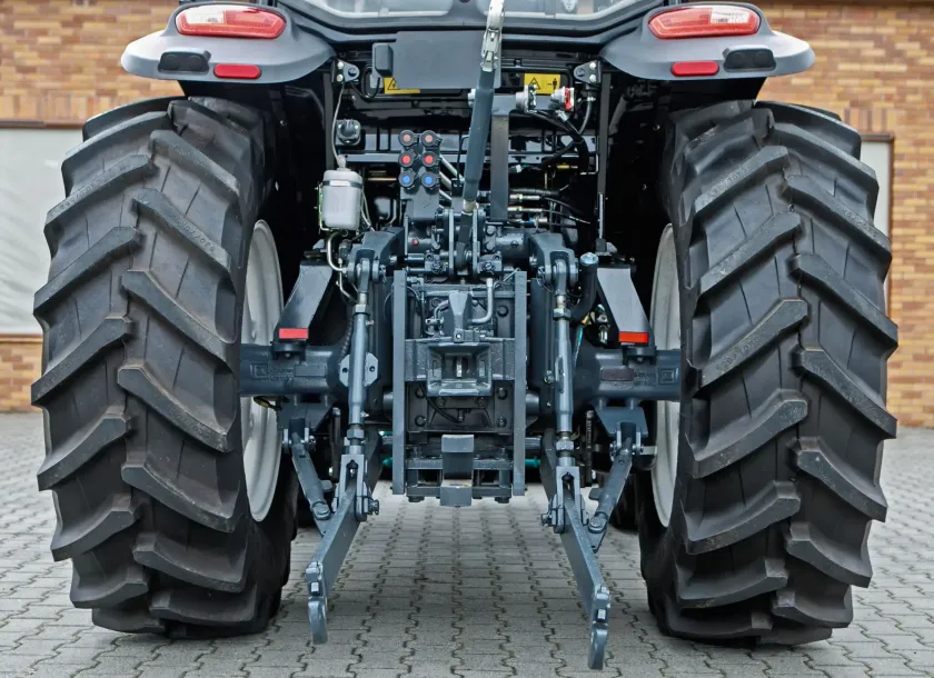 Ciągnik rolniczy Arbos 4090 z tyłu