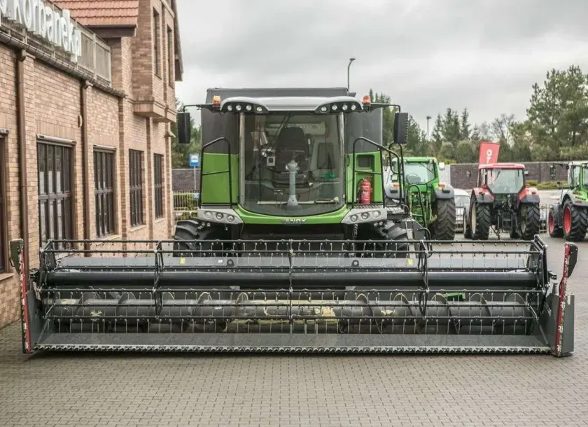 Heder do zbioru zbóż FT 700 FF zamontowany w kombajnie Fendt 6335 