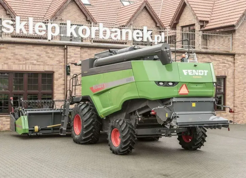 Tył używanego niemieckiego kombajnu marki Fendt seria 6335