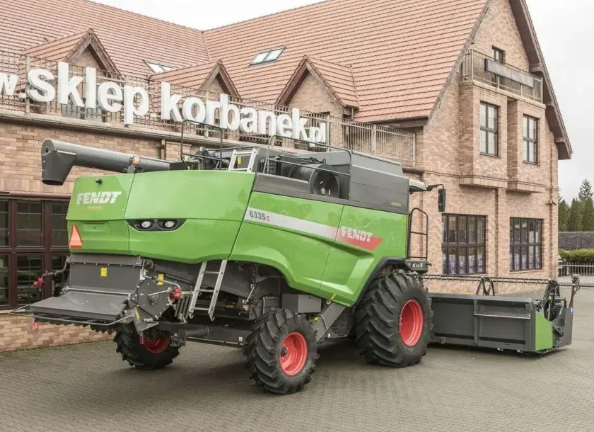 Kombajn używany Fendt 6335 z zamontowanym siekaczem słomy i rozrzutnikiem plew