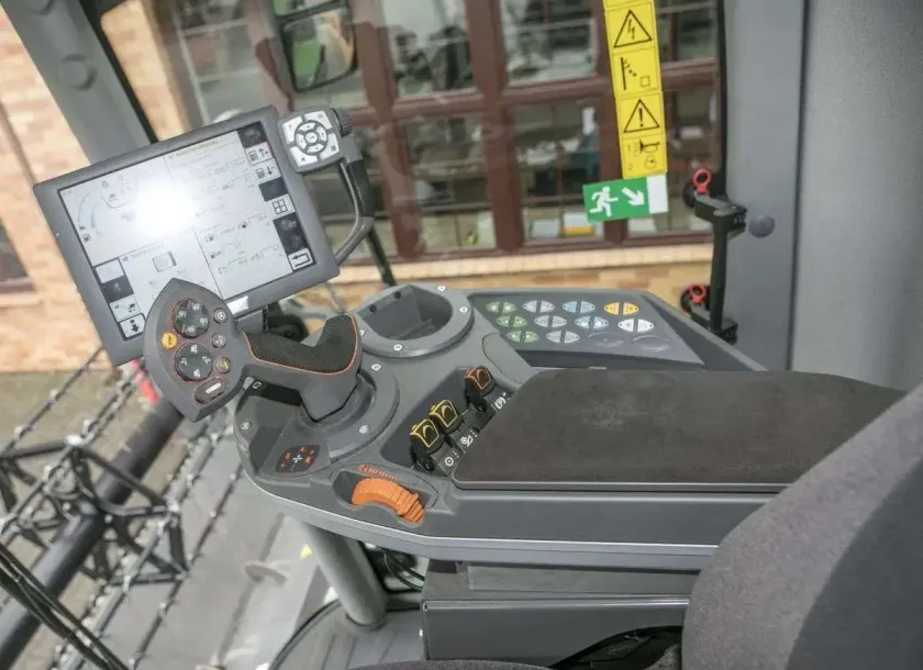 Terminal Variotronic, komputer pokładowy elektrycznie sterowane kierownice siekacza słomy w kombajnie Fendt 6335 używanym od www.korbanek.pl
