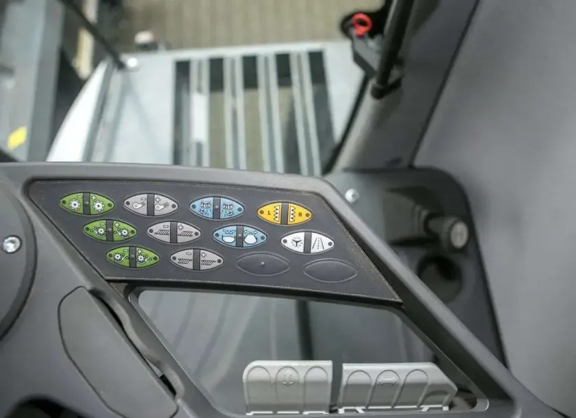 Panel sterowania siekaczami i hederem w Fendt 6335w kabinie używanego kombanu Fendt 6335 