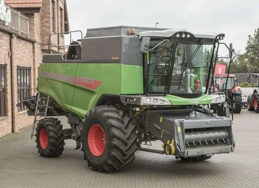 Kombajn Fendt 6275 L bez zamontowanego hedera na płacu firmy Korbanek 