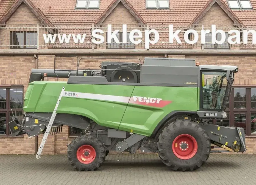 Stojący przed sklepem cześci spółki Korbanek kombajn zbożowy Fendt 6275 C