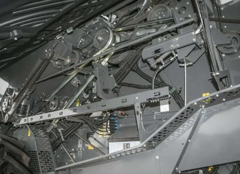 Napędy z lewej strony używanego kombajnu Fendt 6275 C koła pasowe paski przekładnie 