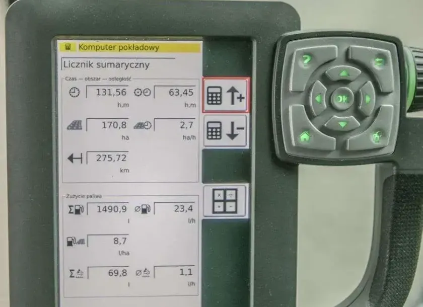 Włączony komputer pokładowy w Fendt 6275 C z wyświetlonymi informacjami ilość mtg  