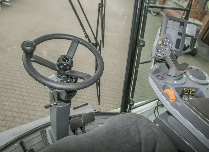 Kabina używanego kombajnu zbożowego Fendt 6275 C z informatorem Variotronic   