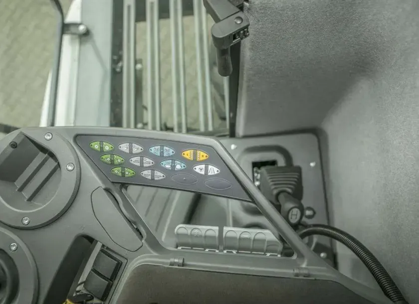 Panel sterujący kombajnem we wnętrzu komfortowej kabiny kombajnu Fendt 6275 C