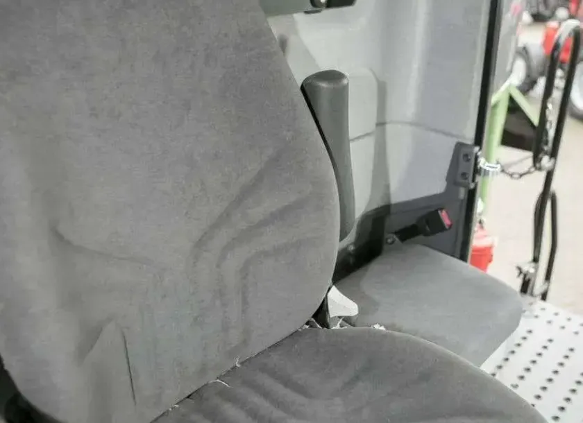 Komfortowy pneumatyczny fotel kierowcy w kombajnie używanym Fendt 6275 C