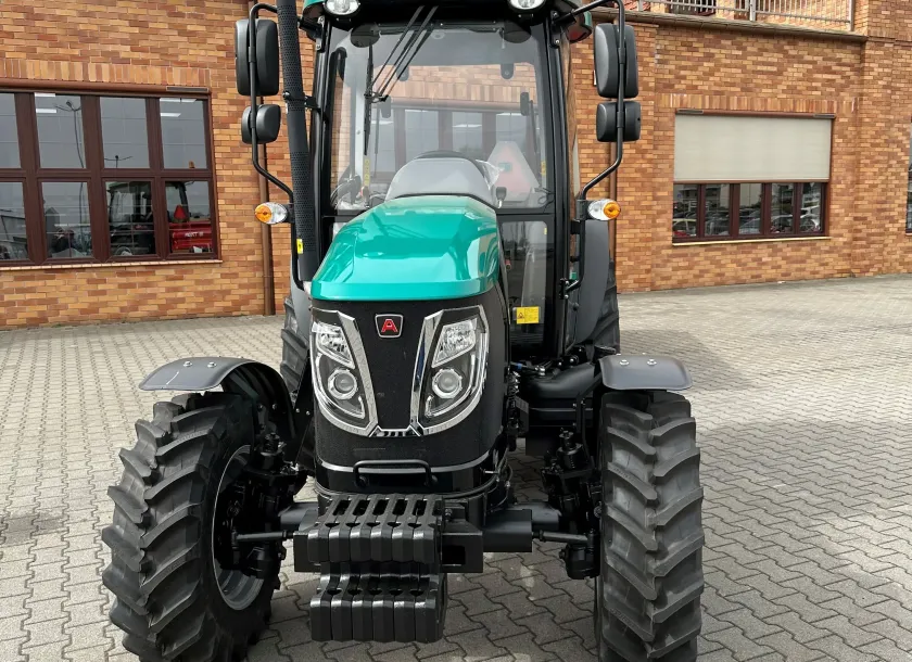 Ciągnik rolniczy Arbos 3065 z przyczepą Metal-Fach w promocji