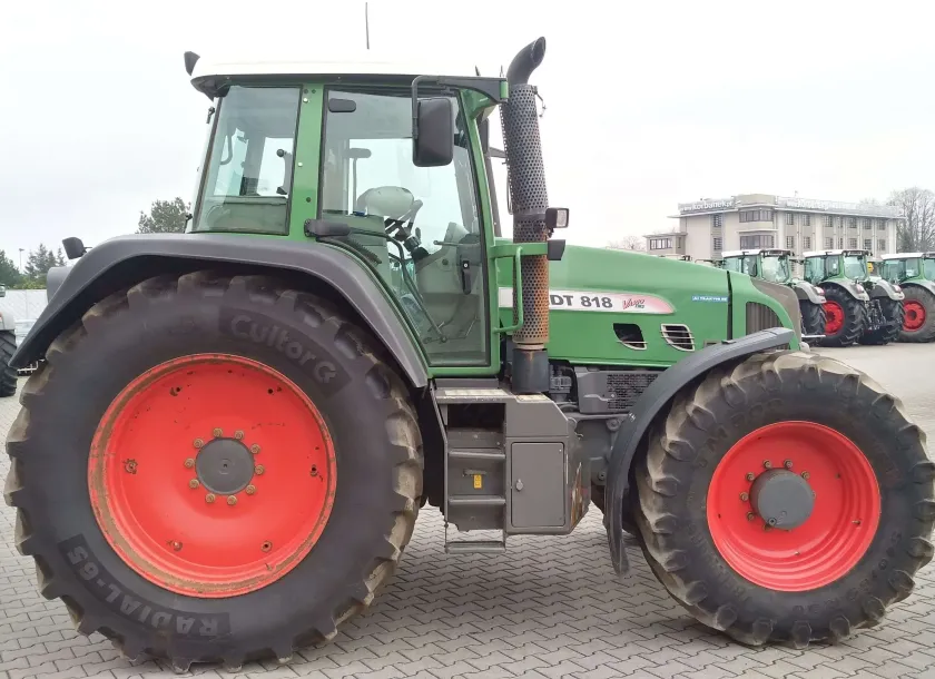 Traktor Fendt 818 na tle placu maszyn 