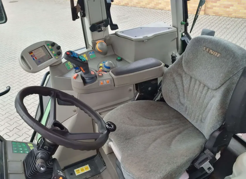 Wnętrze kabiny ciągnika Fendt 818 widok na fotel i kierownicę