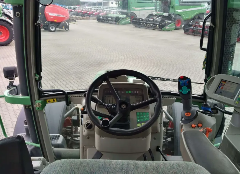Wnętrze kabiny w używanym ciągniku Fendt 818 Vario widok na deskę rozdzielczą i komputer 
