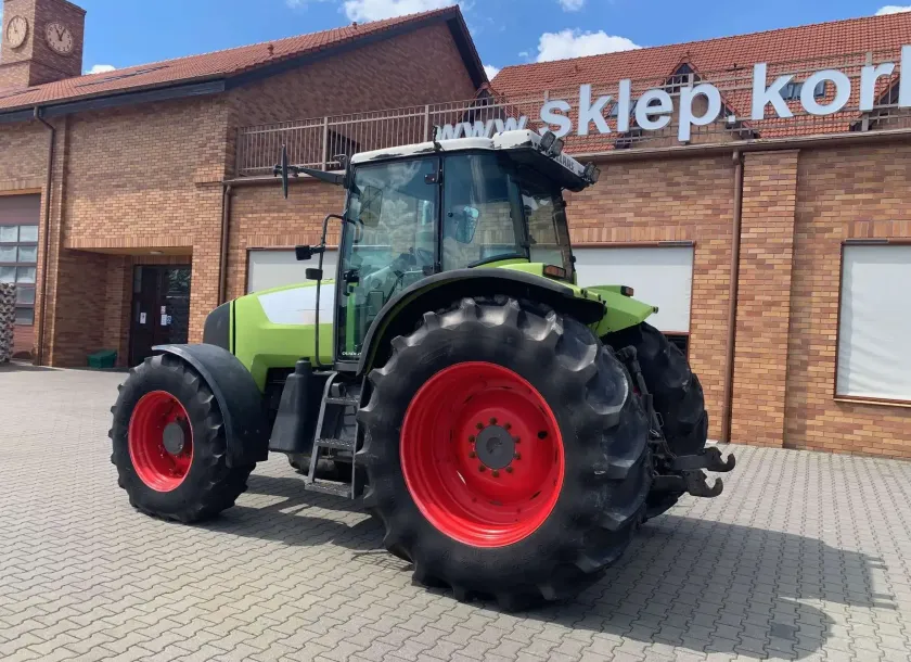 Ciągnik Renaul 735