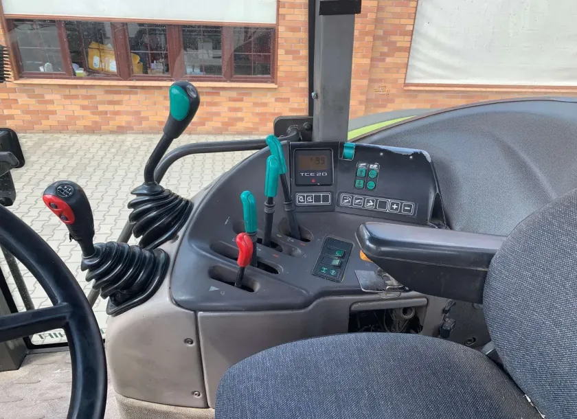 Sterowanie w ciągniku Renault Ares