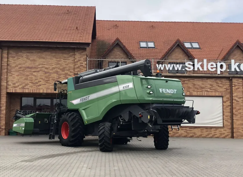 Tył używanego kombajnu Fendt 6335 C stojącego na placu maszyn rolniczych firmy Korbanek 