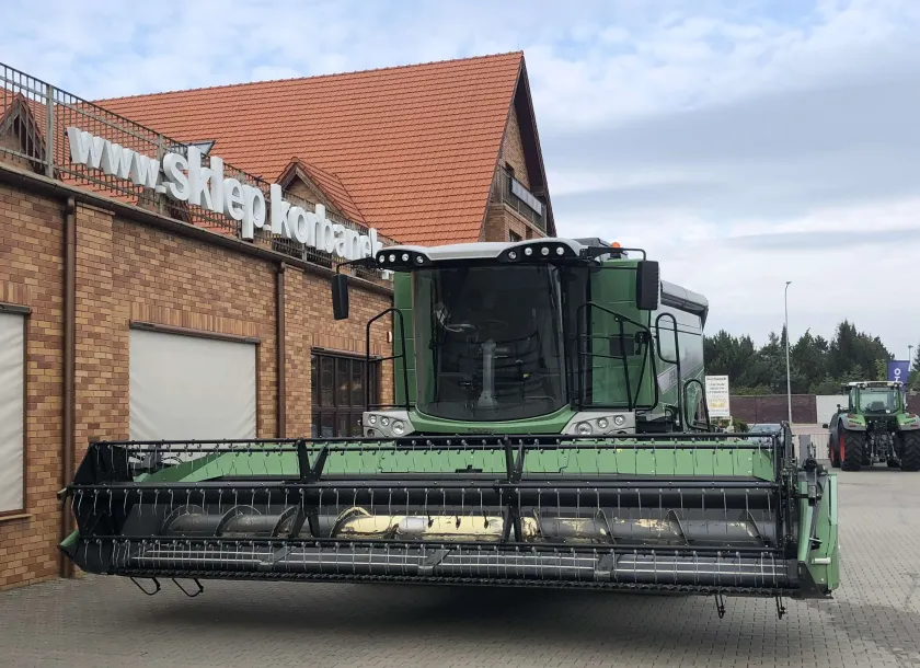 Używany kombajn 6 klawiszowy do zbioru zbóż Fendt 6335 C przed sklepem części zamiennych firmy Korbanek 