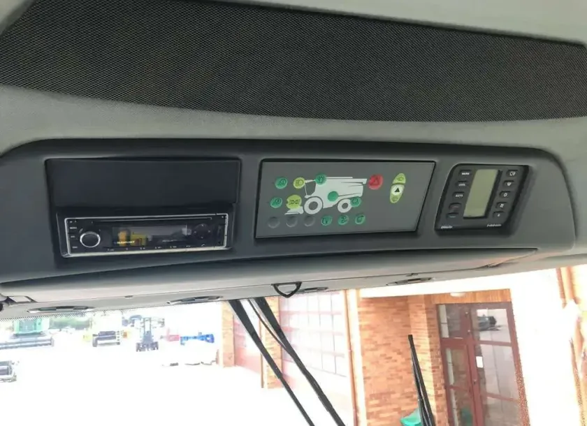 Wmontowana na górze kabiny instalacja radiowa uzywanego kombajnu zbożowego Fendt 6335 C