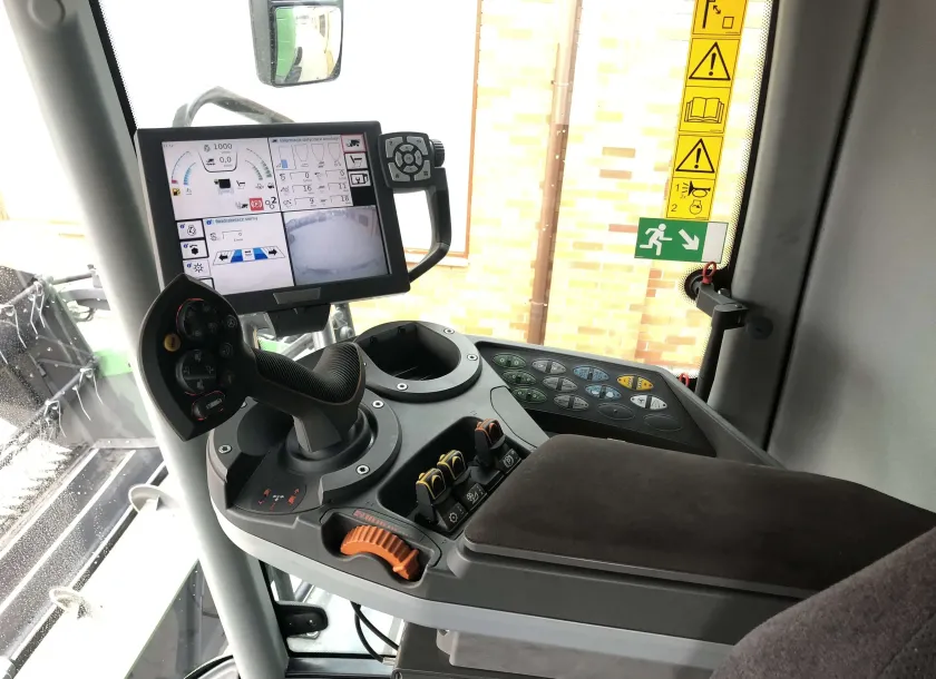 Terminal Variotronic w kabinie kombajnu zbożowego Fendt 6335 C