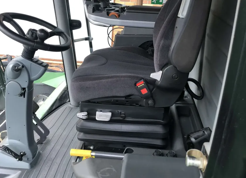 Pneumatyczny komfortowy fotel kierowcy w kabinie używanego kombajnu Fendt 6335 C