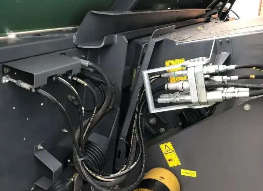 Multizłącze hydrauliczne w kombajnie Fendt 6330 C od www.korbanek.pl