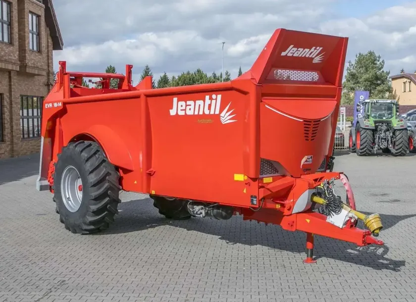 Przud rozrzutnika obornika Jeantil EFR 18 z belką zaczepową i hydrauliczna stopą podporową