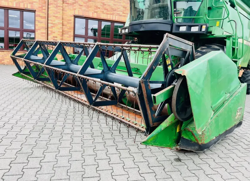 Kombajn-zbozowy-john-deere-2264-plac-korbanek