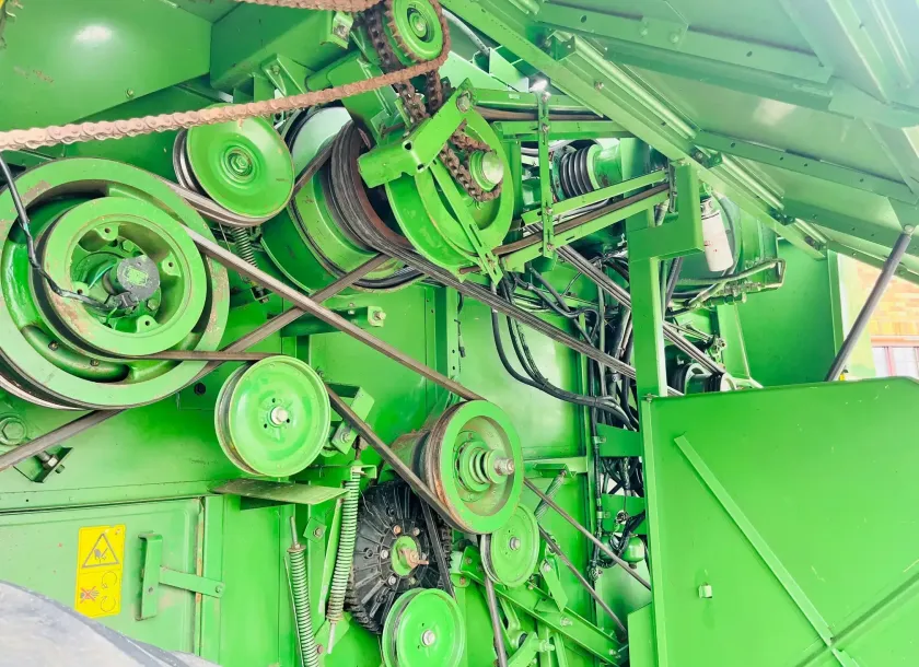 Kombajn-zbozowy-john-deere-2264-plac-korbanek