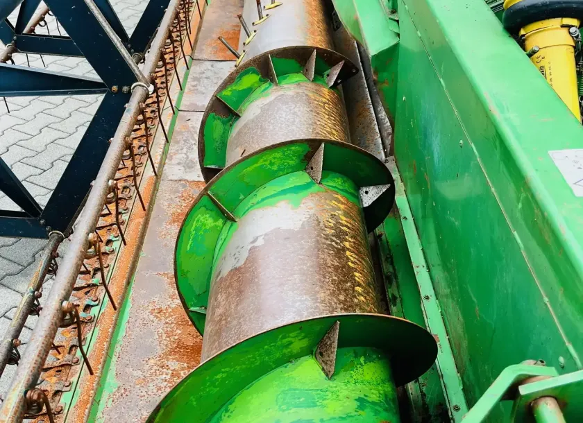 Kombajn-zbozowy-john-deere-2264-plac-korbanek