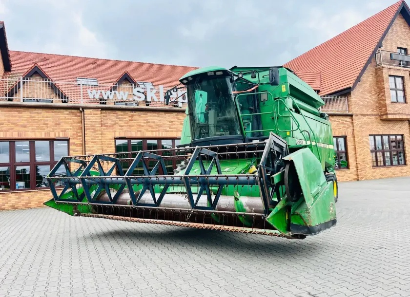 Kombajn-zbozowy-john-deere-2264-plac-korbanek