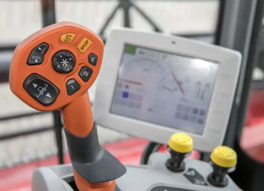 Joystick w kombajnie Rostselmash TORUM od korbanek.pl.