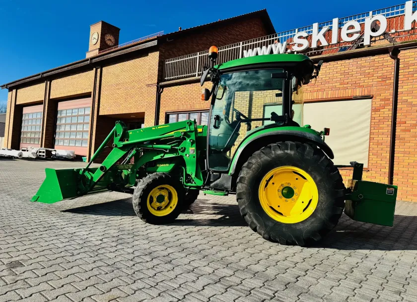 kompaktowy-wielozadaniowy-traktor-ciagnik-john-deere-seria-r-4049-z-ladowacz-czolowy-przedni-tuz--plac-firma-korbanek