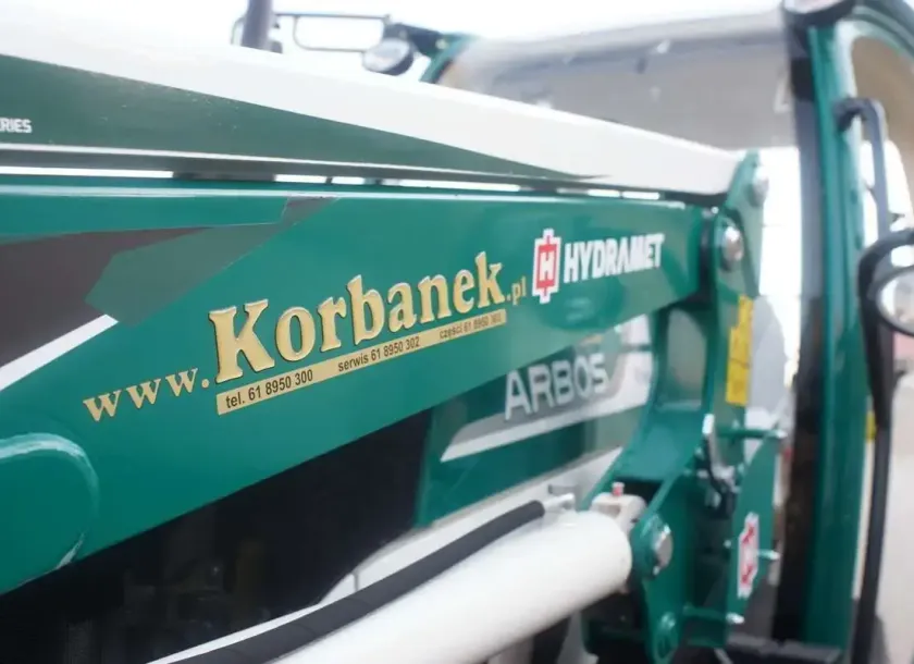 logo firmy korbanek oraz hydramet na ladowaczu oraz napis arbos na masce ciagnika