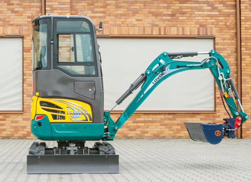 Mini koparka Lovol Korbanek, Nachi, Eaton, Yanmar z boku