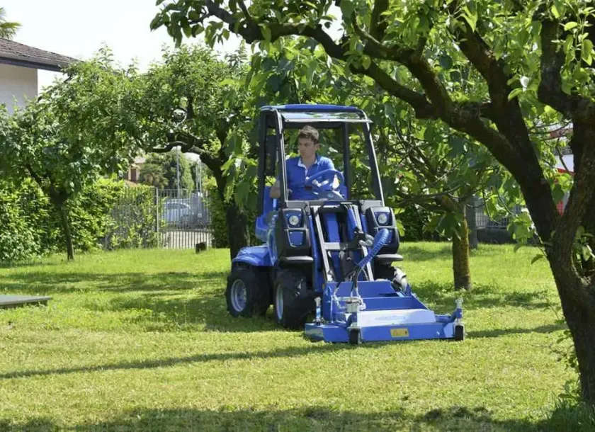 Multione 2.3 z kosiarką na trawie korbanek.pl