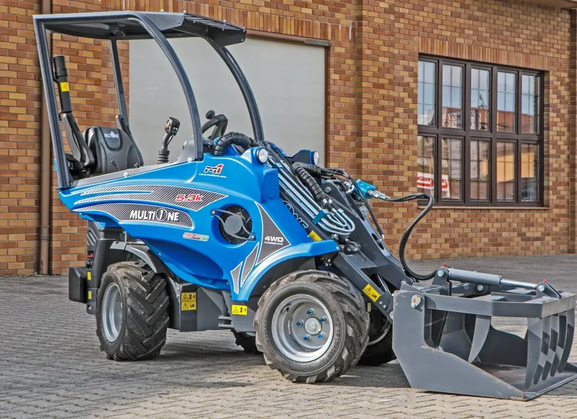 Multione seria 5 Kubota Korbanek od boku ramie łyżka z dociskiem