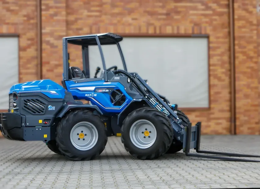 Multione seria 11 Kohler widok z boku maszyna skręcona kabina ramie koła widły paletowe