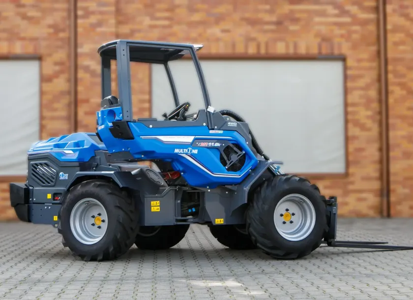 Multione seria 11 Kohler widok z boku maszyna skręcona kabina ramie koła widły paletowe