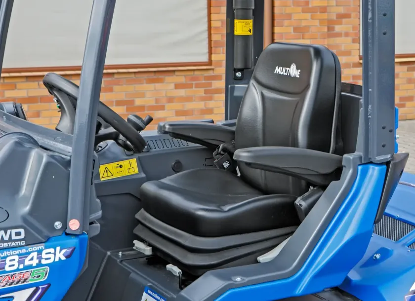 Multione seria 8 Kubota Korbanek kabina fotel operatora sterowanie