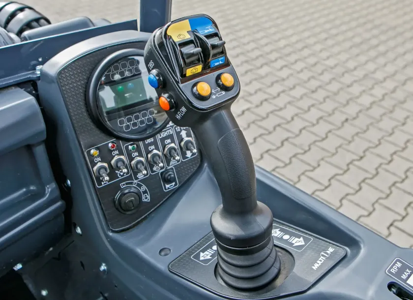 Multione seria 8 Kubota Korbanek kabina joystick wyświetlacz panel sterowania