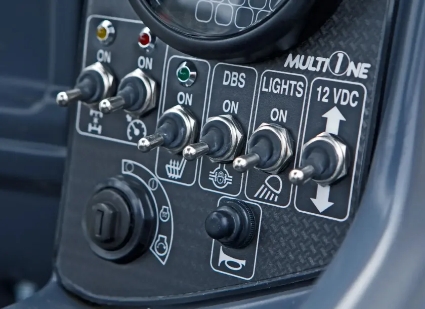 Multione seria 8 Kubota Korbanek środek kabiny wyświetlacz panel sterowania