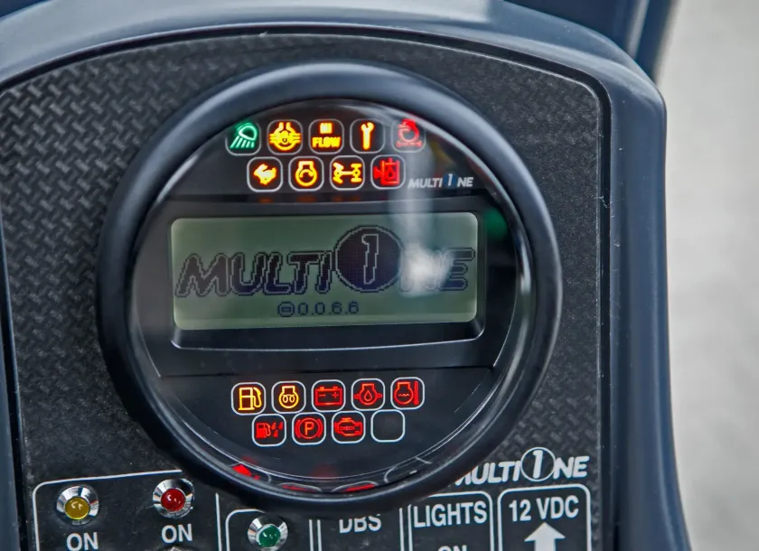 Multione seria 8 Kubota Korbanek wnętrze maszyny wyświetlacz parametry maszyny