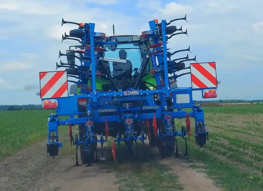 Pielnik na ramie składanej hydraulicznie