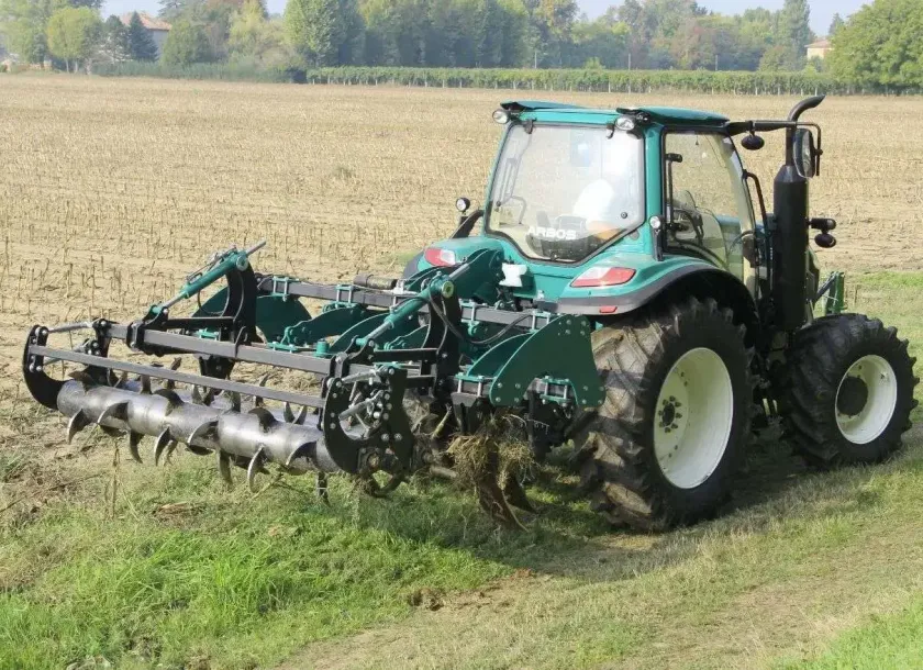 Pług dłutowy 3m Arbos Rock po pracy w polu