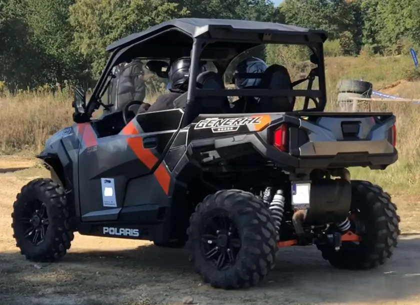 Pomarańczowo - czarny Quad Polaris GENERAL 1000 EPS DELUXE z oferty spółki Korbanek  widok na bok pojazdu 