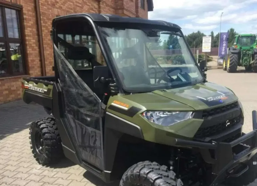 Zielony ciągnik Polaris seria RANGER Diesel HD dwuosobowy z bagażnikiem