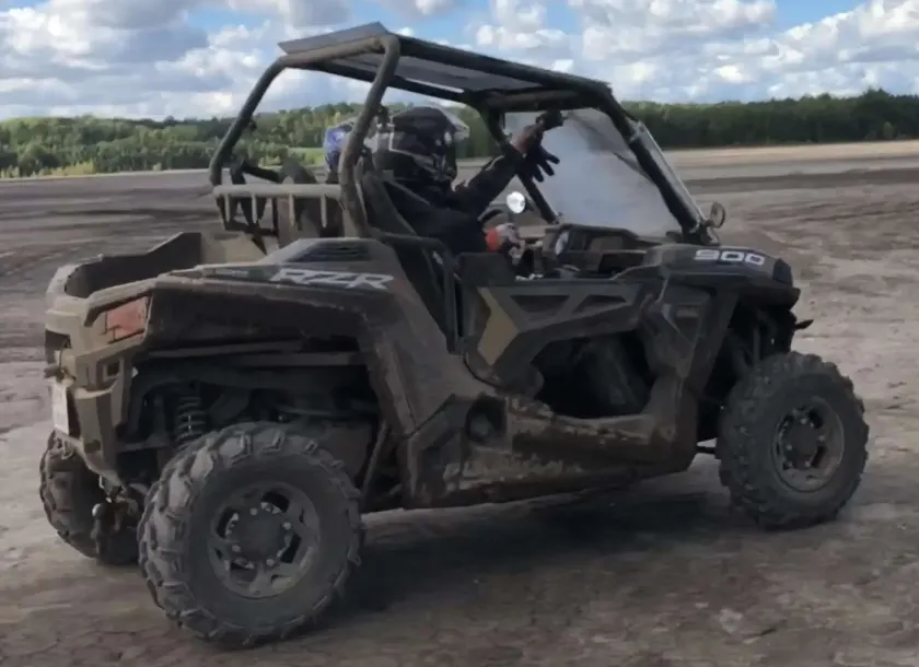 ciągnik rolniczy Polaris RZR 900 EPS używany lewy przód z ramą ochronną