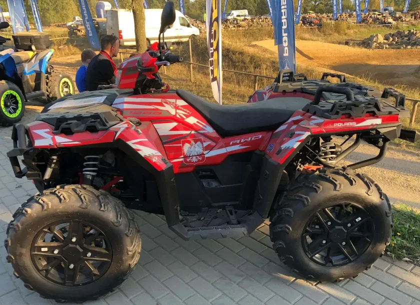 Quad Sportsman 1000 XP Polaris Falcon atv napęd 2x4 4x4 kontrola zjazdu ADC wspomaganie kierownicy EPS EBS hamowanie silnikiem kolor biały czarny felgi aluminiowe system lock and ride Korbanek.pl