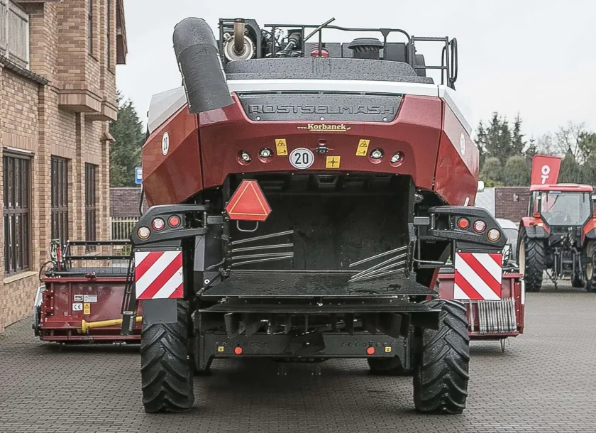 Kombajn zbożowy widok od tyłu na Rostselmash RSM 161