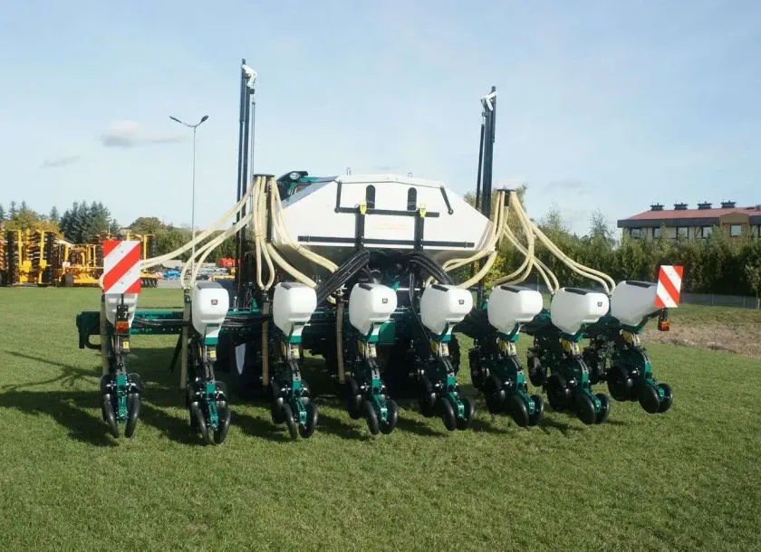 Siewnik punktowy 8 rzędów rozłożony do pracy na ramie rozsuwanej hydraulicznie Easy Set